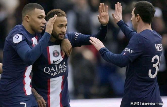 蔡依林演唱会被举报冲上热搜，30米机械蛇、金色公牛等舞台元素引争议，网友质疑西方宗教元素